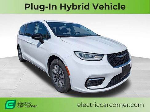 Used 2024 Chrysler Pacifica Limited FWD image 1