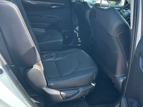 Used 2022 Toyota Highlander Platinum FWD image 9