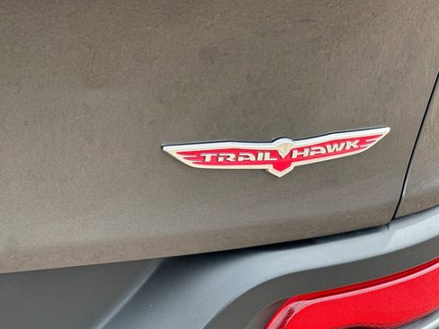 Used 2015 Jeep Cherokee Trailhawk AWD/4WD image 31