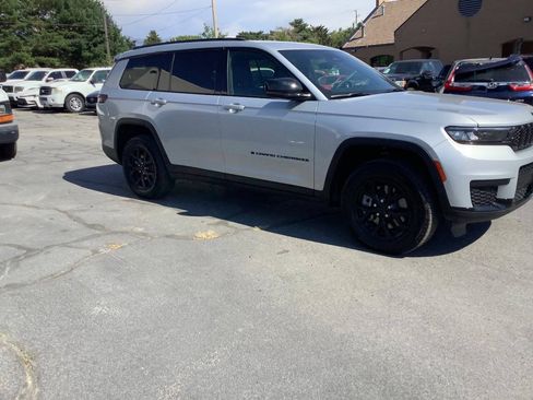 Used 2025 Jeep Grand Cherokee L Laredo AWD/4WD image 10