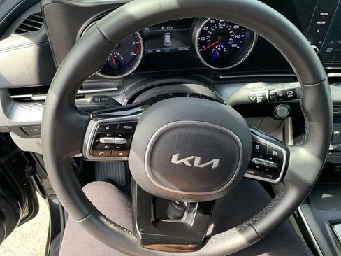 Used 2022 Kia Carnival LX image 19