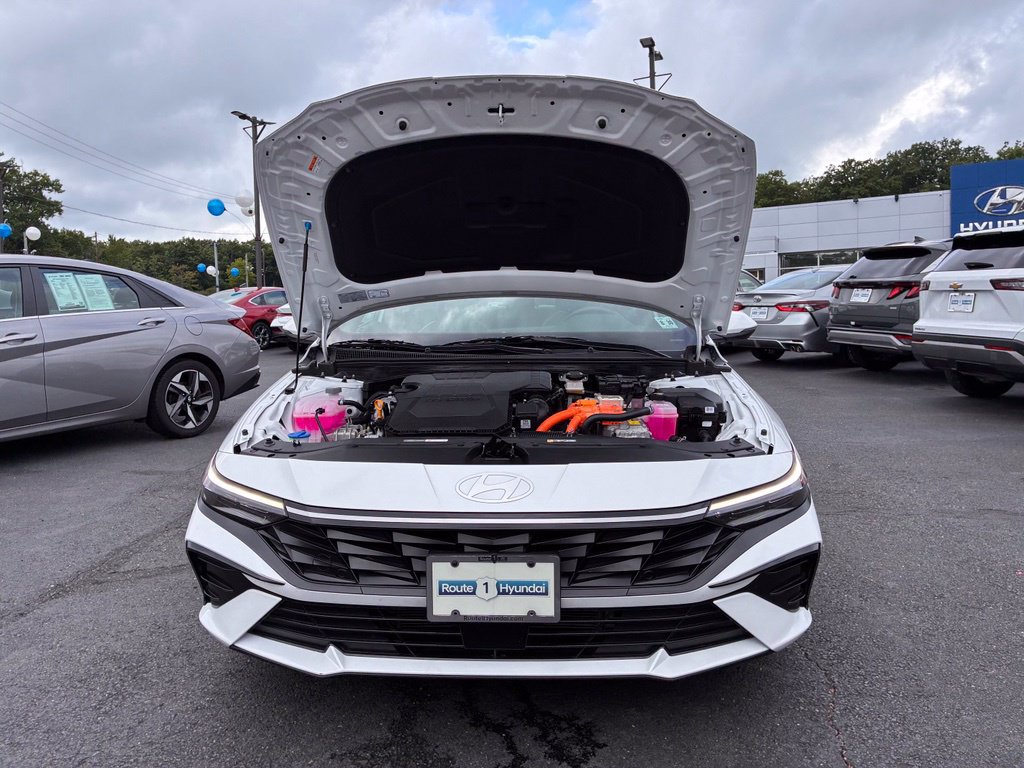 Certified 2025 Hyundai Elantra Limited FWD image 10