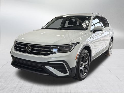 Used 2024 Volkswagen Tiguan SE image 3
