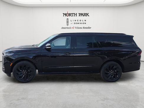 New 2026 Lincoln Navigator L Reserve w/ Jet Appearance Package AWD/4WD image 2