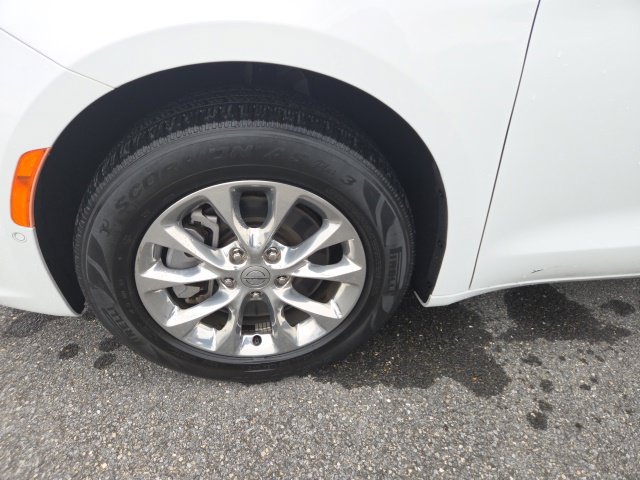 Used 2022 Chrysler Pacifica Touring-L w/ Uconnect Theater Family Group AWD/4WD image 28