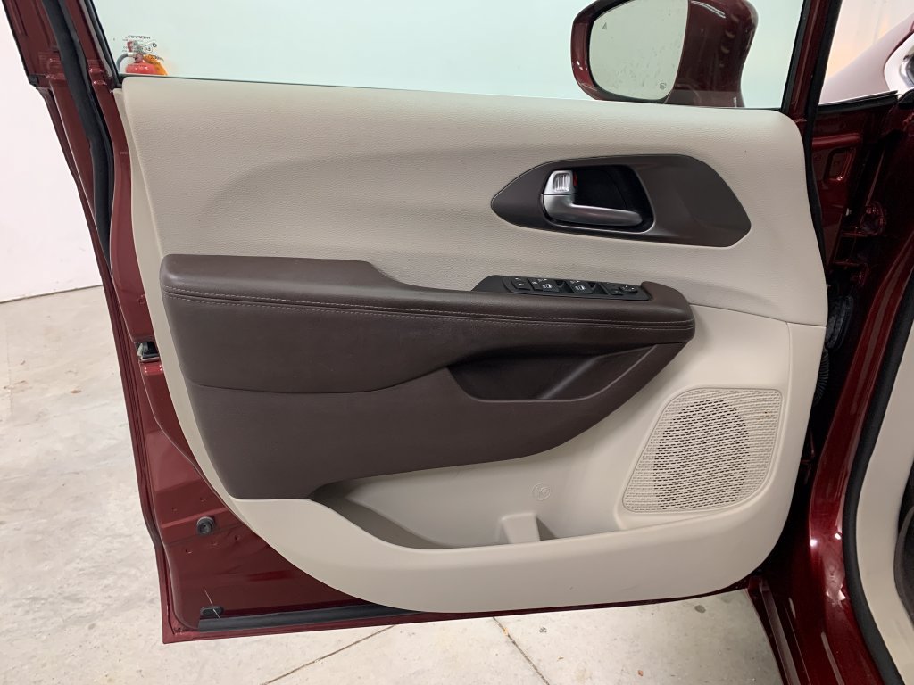 Used 2019 Chrysler Pacifica Touring-L Plus FWD image 17