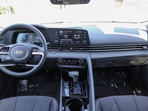 Used 2025 Hyundai Elantra Hybrid FWD image 11
