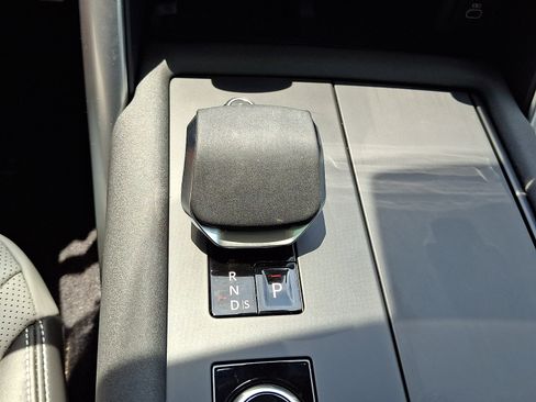 Used 2025 Land Rover Discovery Dynamic SE AWD/4WD image 15