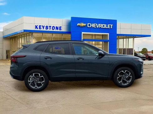 Used 2025 Chevrolet Trax LT FWD image 8