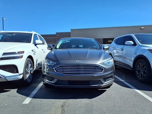 Used 2017 Ford Fusion SE w/ Fusion SE Technology Package FWD image 2