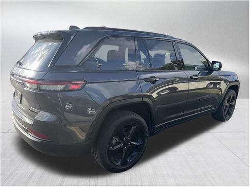 Used 2024 Jeep Grand Cherokee Limited w/ Black Appearance Package image 3