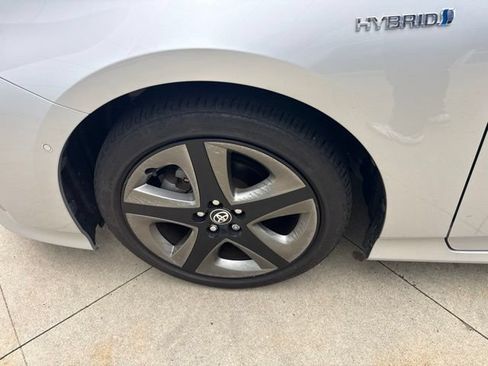 Used 2022 Toyota Prius XLE FWD image 12