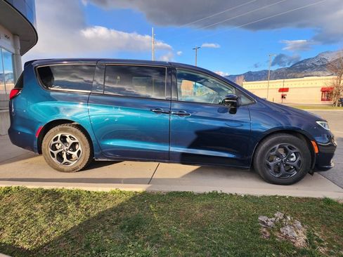 Used 2023 Chrysler Pacifica Limited w/ Uconnect Theater Family Group image 4