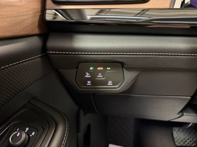 Used 2025 Volkswagen Atlas SE FWD image 19