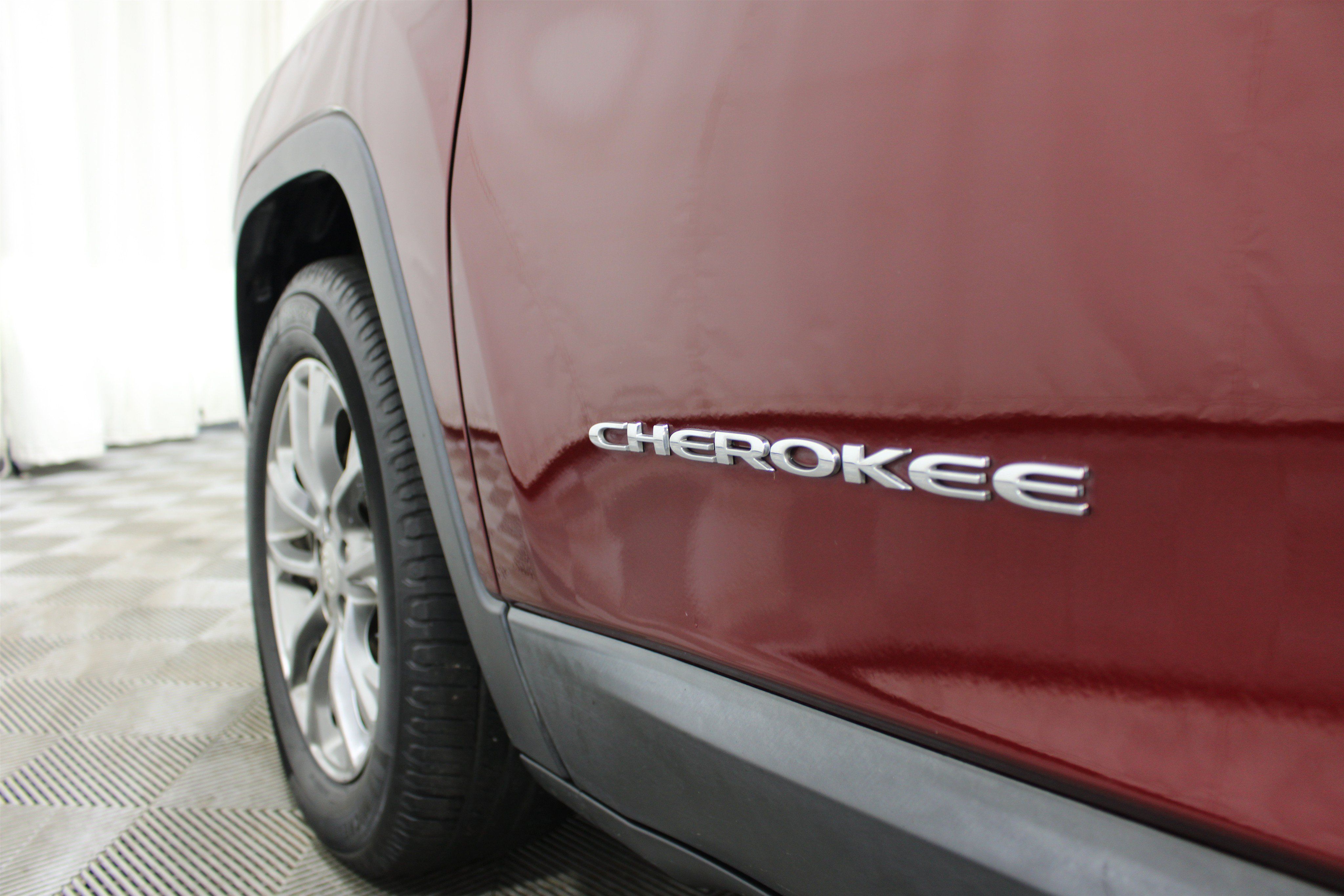 Used 2019 Jeep Cherokee Latitude Plus w/ Cold Weather Group FWD image 24