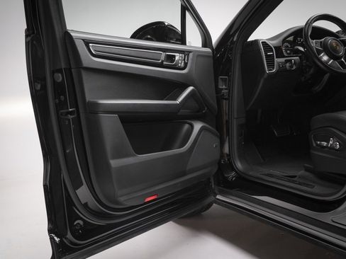 Used 2021 Porsche Cayenne GTS image 16