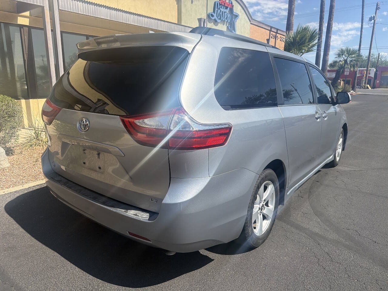 Used 2018 Toyota Sienna LE w/ Carpet Mat Package FWD image 13