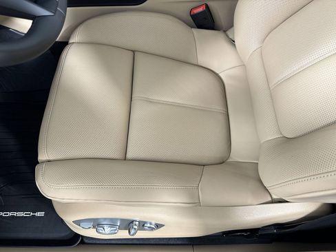 Certified 2025 Porsche Macan image 14