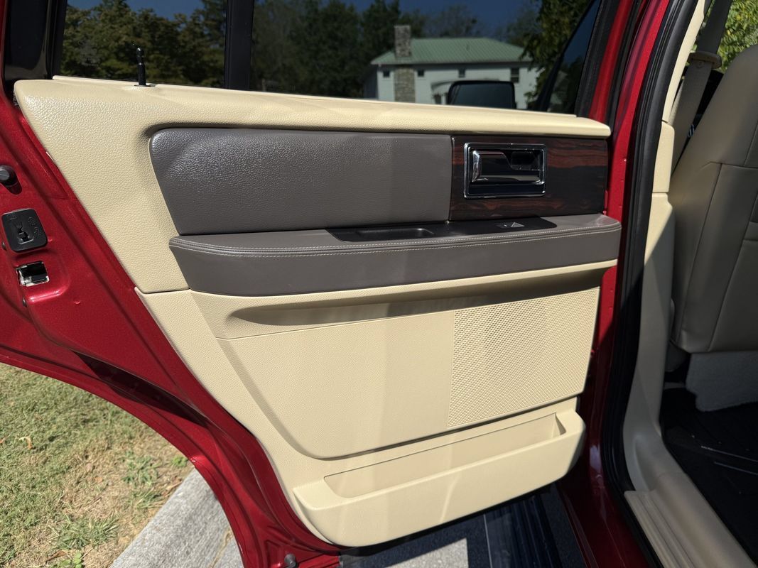 Used 2015 Lincoln Navigator 4WD w/ Equipment Group 101A Reserve image 33