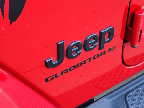 Used 2023 Jeep Gladiator Mojave AWD/4WD image 9
