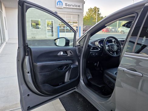 Used 2025 Chrysler Pacifica Select FWD image 41