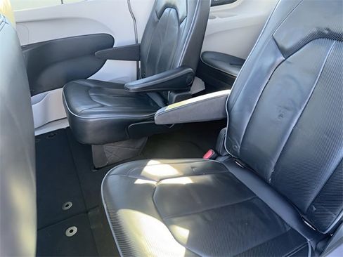 Used 2018 Chrysler Pacifica Limited image 20