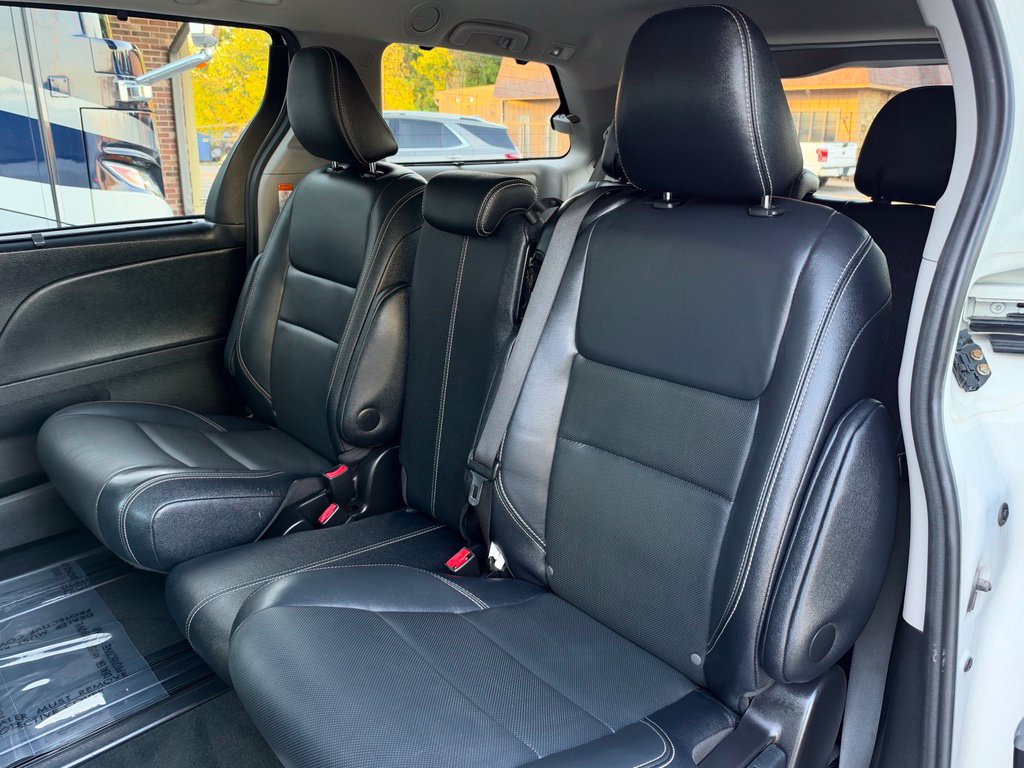 Used 2017 Toyota Sienna SE Premium w/ Outdoor Package FWD image 12