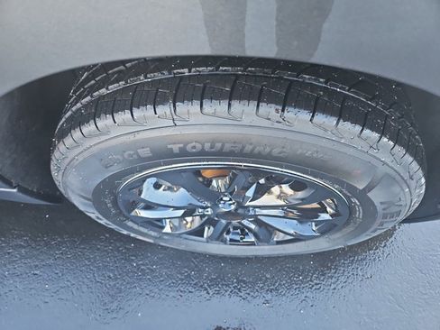 Used 2019 Chevrolet Equinox LT image 3