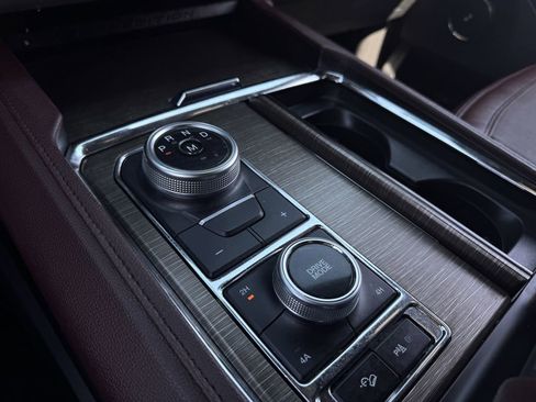 Used 2024 Ford Expedition Limited image 19