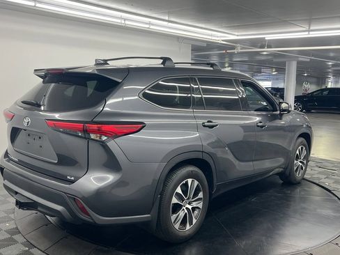 Used 2022 Toyota Highlander XLE FWD image 6