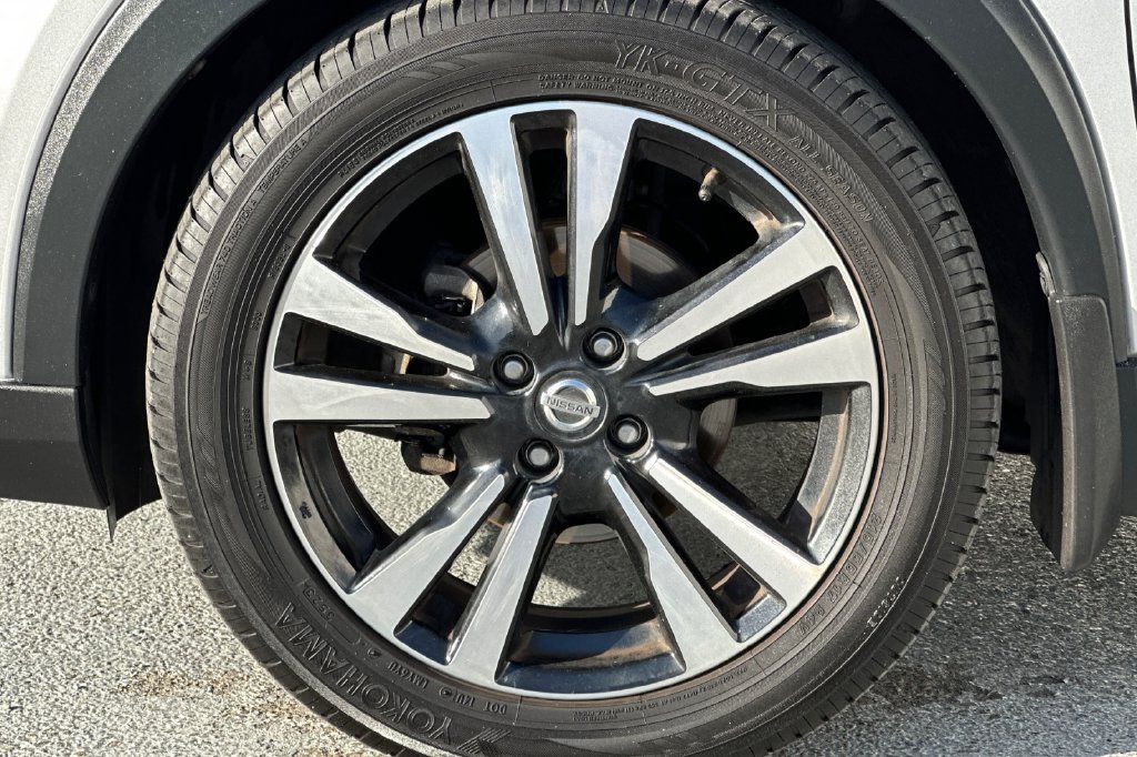 Used 2019 Nissan Kicks SR w/ SR Premium Package FWD image 25