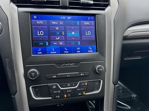 Used 2020 Ford Fusion SE FWD image 12