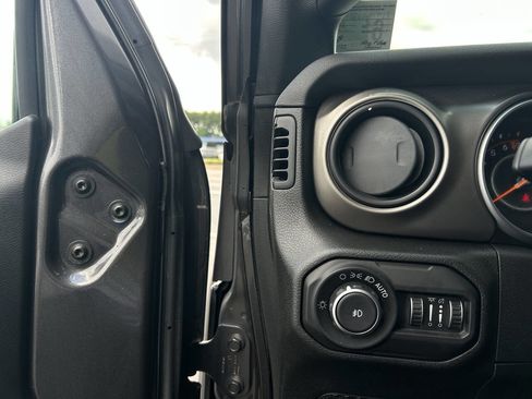 Used 2018 Jeep Wrangler Unlimited Sport S image 24