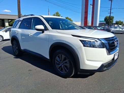 Used 2024 Nissan Pathfinder SV image 1