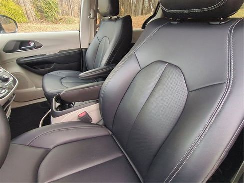 Used 2024 Chrysler Pacifica Touring-L image 27