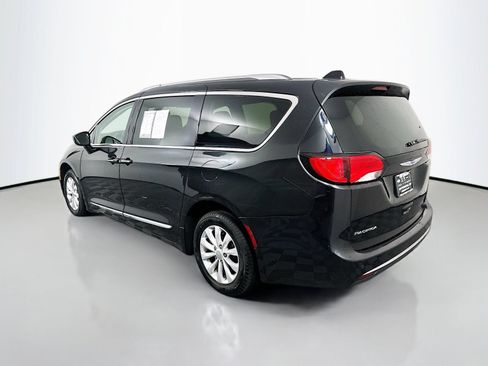 Used 2020 Chrysler Pacifica Touring-L FWD image 5