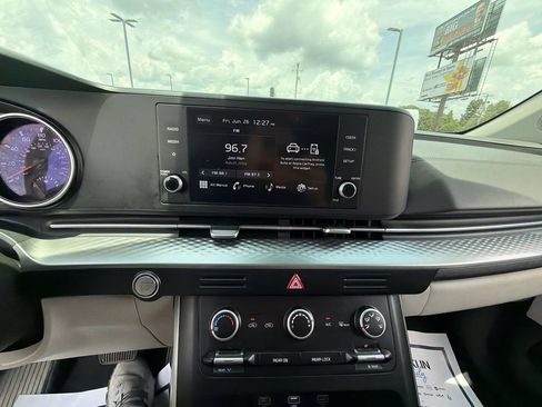 Used 2024 Kia Carnival LX FWD image 22