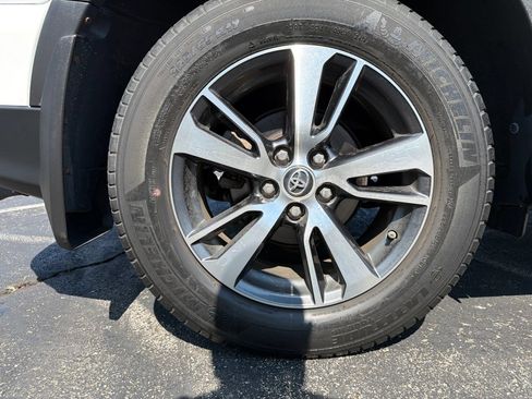 Used 2018 Toyota RAV4 XLE AWD/4WD image 23