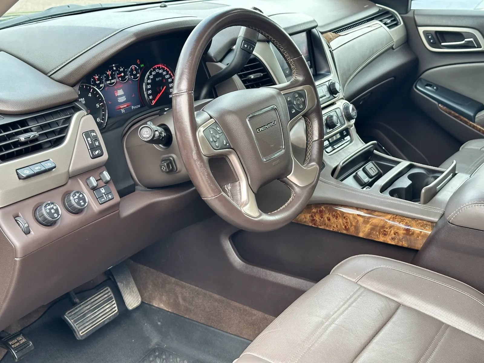 Used 2015 GMC Yukon Denali w/ Touring Package AWD/4WD image 10