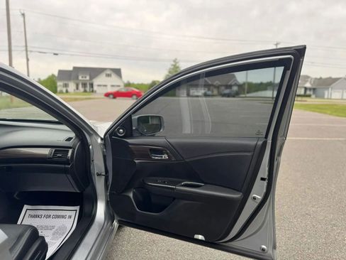 Used 2017 Honda Accord Touring image 14