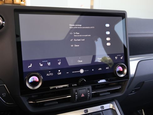 Used 2025 Lexus GX 550 w/ Accessory Package (2T) image 28