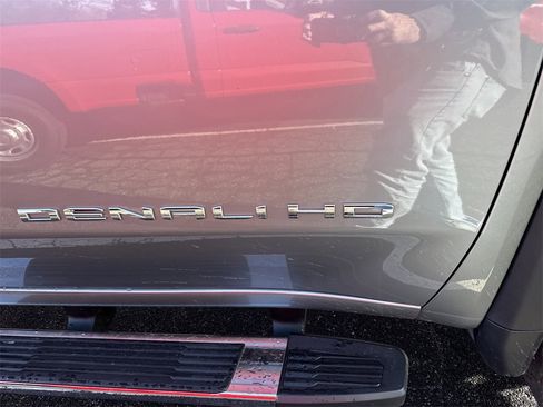 Used 2024 GMC Sierra 2500 Denali image 3