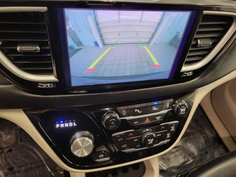 Used 2024 Chrysler Pacifica Touring-L image 14