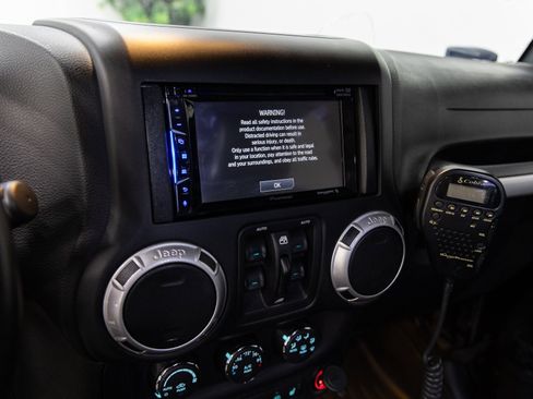 Used 2016 Jeep Wrangler Unlimited Rubicon image 19