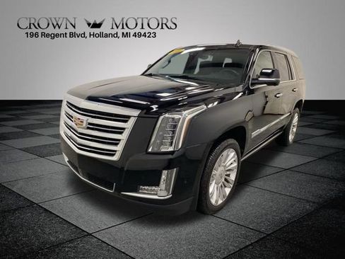 Used 2017 Cadillac Escalade Platinum image 3