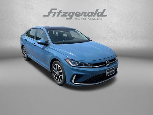Used 2025 Volkswagen Jetta SE FWD image 1