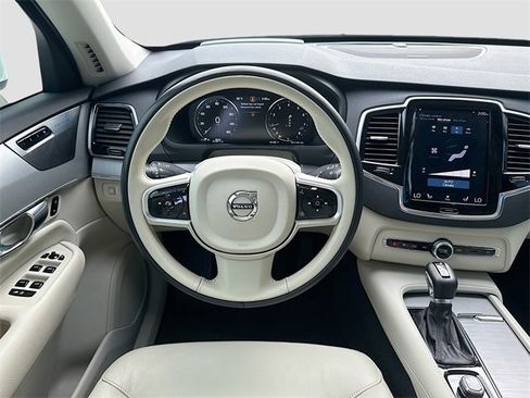 Used 2022 Volvo XC90 T5 Momentum w/ Advanced Package image 17