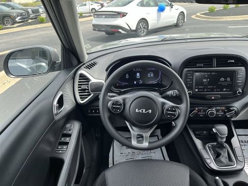 Certified 2025 Kia Soul LX w/ LX Technology Package FWD image 20