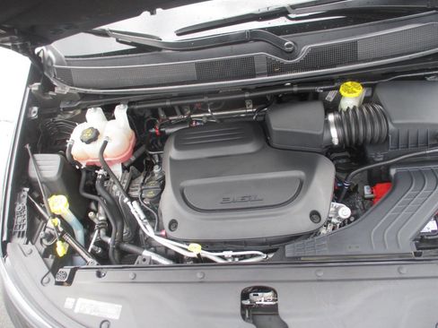 Used 2023 Chrysler Pacifica Touring-L FWD image 21