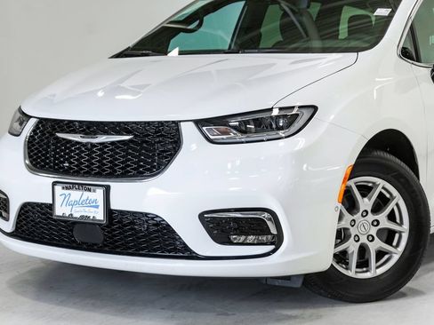 New 2026 Chrysler Pacifica Select FWD image 2